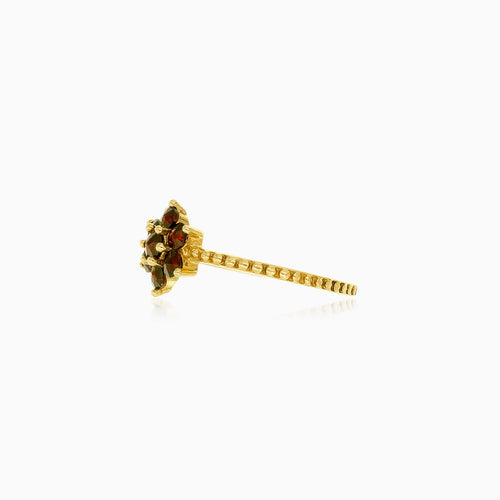 Zlatý  prsten s granáty ve tvaru  květiny s detailní obroučkou