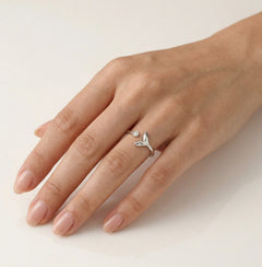 Anillo chic de plata con zirconia cúbica en diseño de cola de ballena