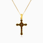 Přívěsek v podobě stylového kříže s kulatým granátem