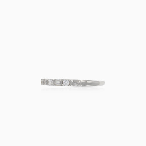 Důmyslný stříbrný prsten s kubickými zirkony