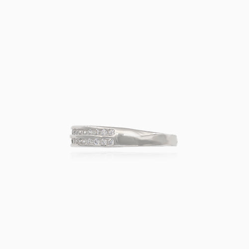 Třpytivý stříbrný prsten se dvěma řadami kubických zirkonů