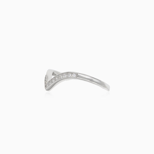 Stříbrný prsten s kubickými zirkony ve tvaru písmene V