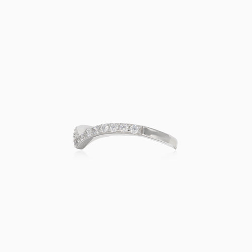 Round cubic zirconia in V shaped ring