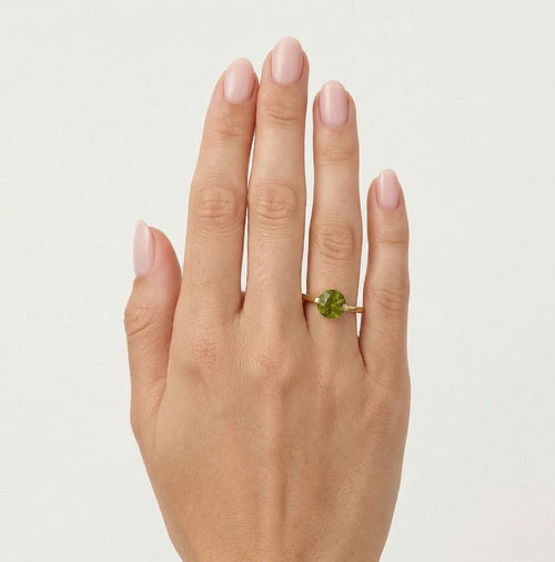 Zlatý prsten s vltavínem v kulatém výbrusu