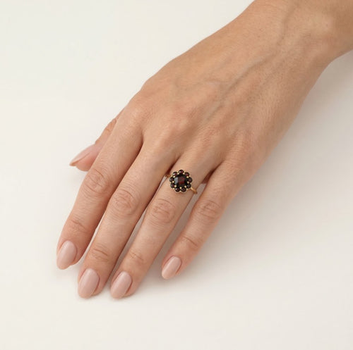 Anillo de granate en oro de 14 quilates, pétalos de elegancia