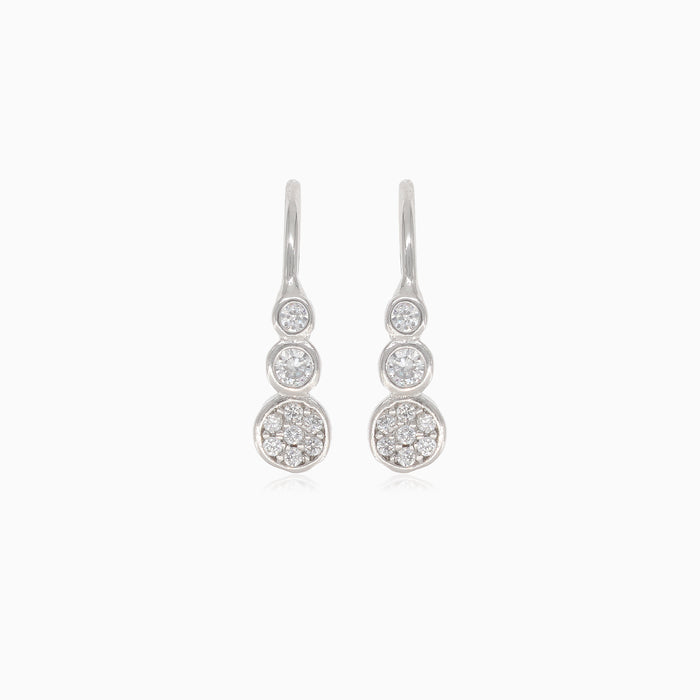 Boucles d’oreilles pendantes en argent avec trois zirconias cubiques ronds.