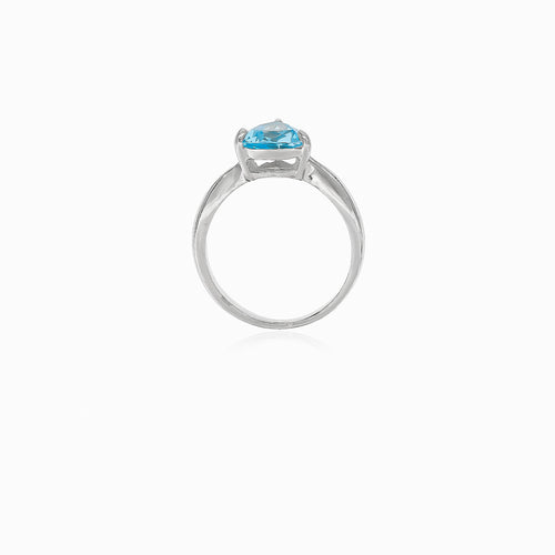 Prsten s triliantovým modrým topazem