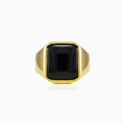 Prsten s černým onyxem v obdélníkovém zlatém rámu