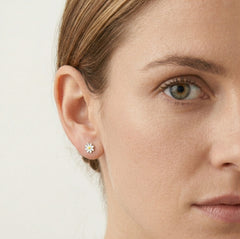 Boucles d’oreilles clous marguerite en argent sterling avec émail.