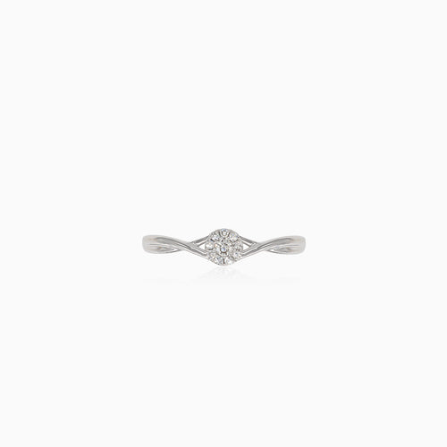 Třpytivý zásnubní prsten z bílého zlata s krouceným designem a diamanty