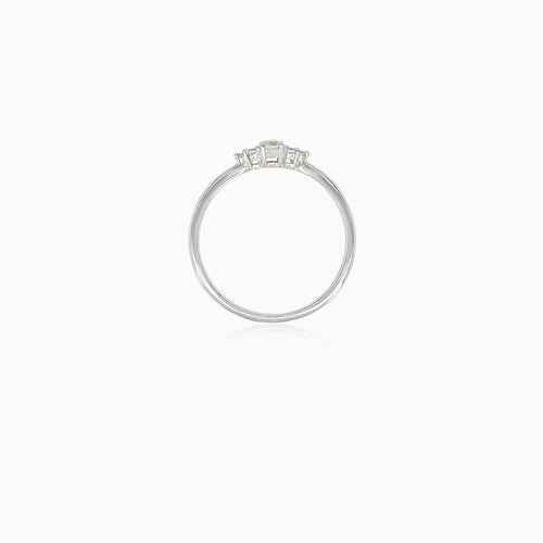 Elegantní dámský zásnubní prsten s kulatými diamanty jemného krokového brusu