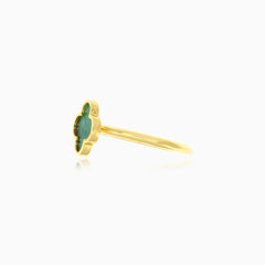 Zlatý prsten se zeleným achátem ve tvaru čtyřlístku