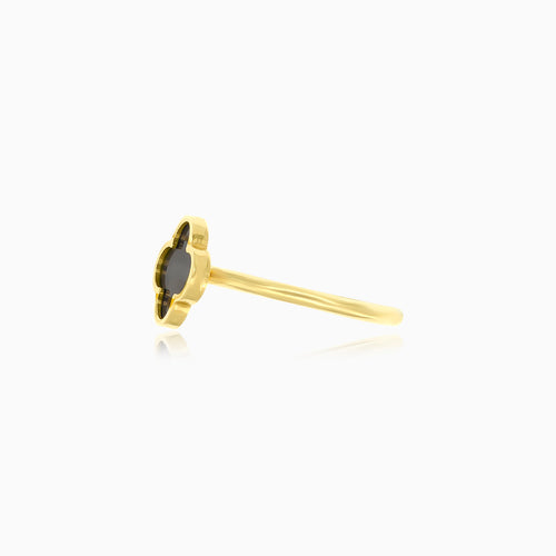 Zlatý prsten s onyxem ve tvaru čtyřlístku