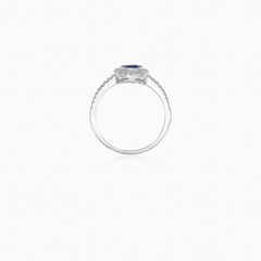 Elegantní dámský stříbrný prsten se syntetickým safírem a kubickou zirkonií