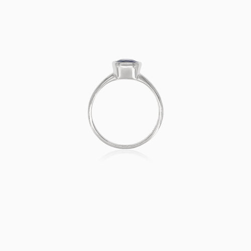 Elegantní dámský stříbrný prsten se syntetickým safírem