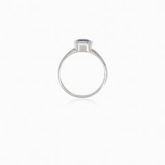 Elegantní dámský stříbrný prsten se syntetickým safírem