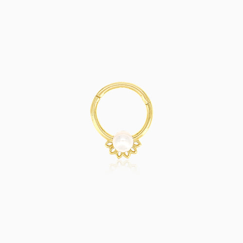Elegantní zlatý piercing s perlovým akcentem