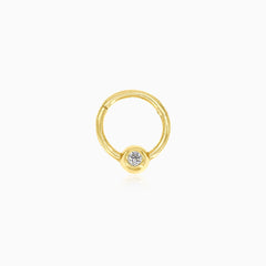 Piercing anneau en or avec sertissage clos élégant