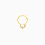 Elegantní zlatý piercing s kubickou zirkonií a perlou