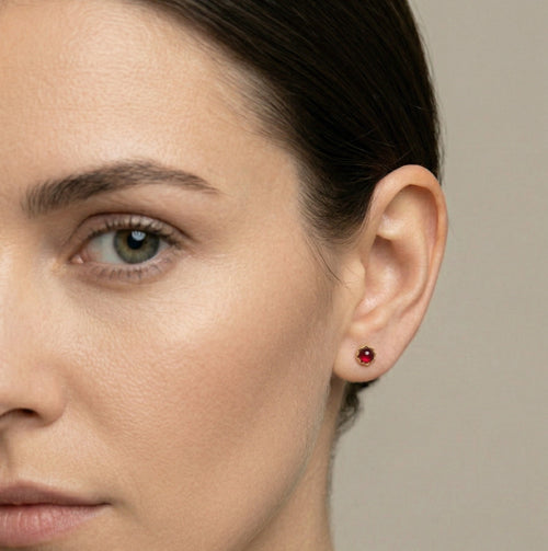Pendientes de granate en oro amarillo con detalles de corona