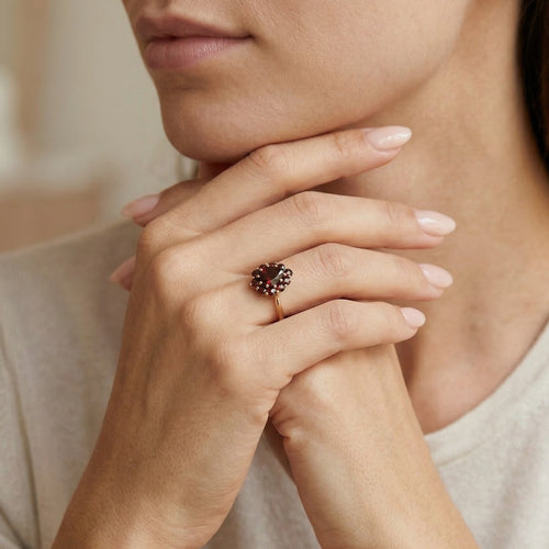 Anillo de Belleza de Granate con Halo Radiante en Oro Amarillo.