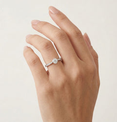 Bague de fiançailles diamant effilée.