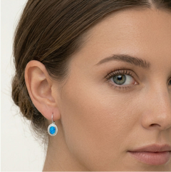Ovaler Ohrring mit blauem Opal in Zargenfassung und Klappverschluss