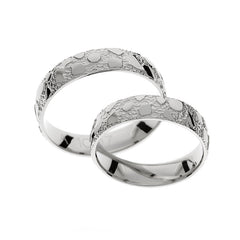 Simple and elegant white gold wedding ring