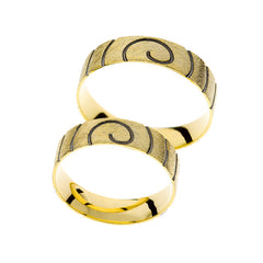 Ehering aus Gelbgold mit matter Oberfläche und schwarzen Linien