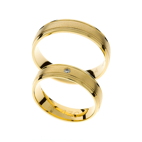 Elegant rounded yellow gold wedding ring