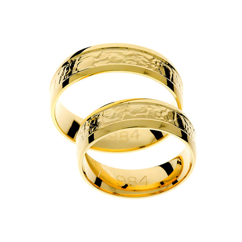 Yellow gold wedding ring with detailed middle