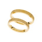 Elegant yellow gold wedding ring