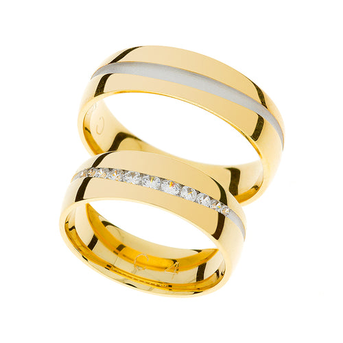 Yelllow gold wedding ring with curved line