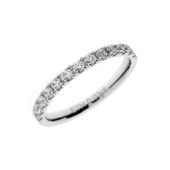 Elegante alianza de boda de oro blanco