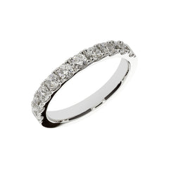 Anillo de boda de oro blanco con piedras en la mitad del aro.