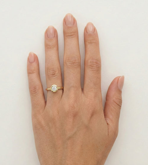 Zlatý prsten s kubickými zirkony osazený v lunetě