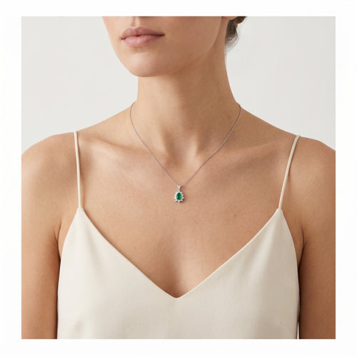 Collar elegante con engaste de garras con diamante y esmeralda