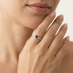 Zásnubní prsten s modrým safírem