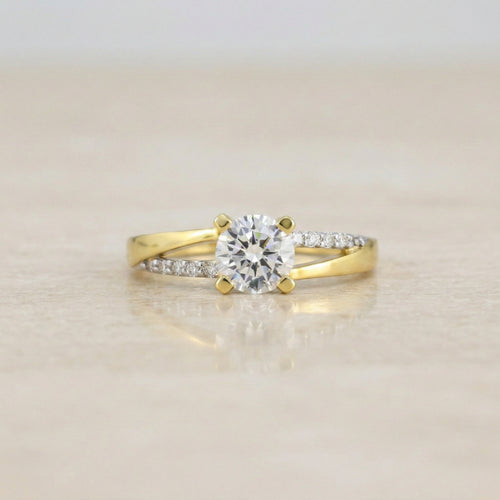 Výrazný dvouřadý zlatý prsten 