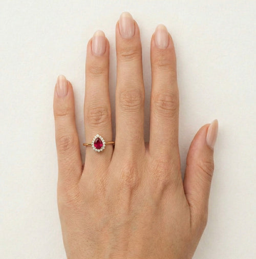 Zlatý prsten se syntetickým rubínem