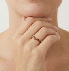 Simple V shaped ring with garnet