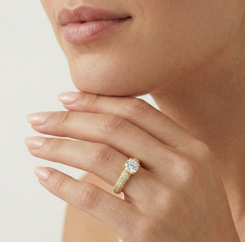 Důrazný zlatý prsten s pavé obroučkou