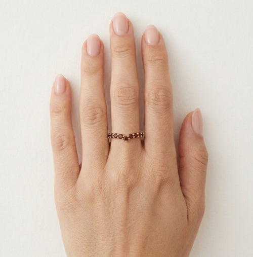 Anillo sencillo en forma de V con granate