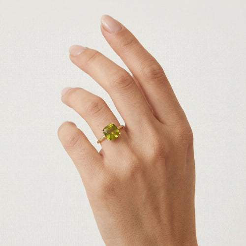 Stylový zlatý prsten s vltavínem ve tvaru polštářku