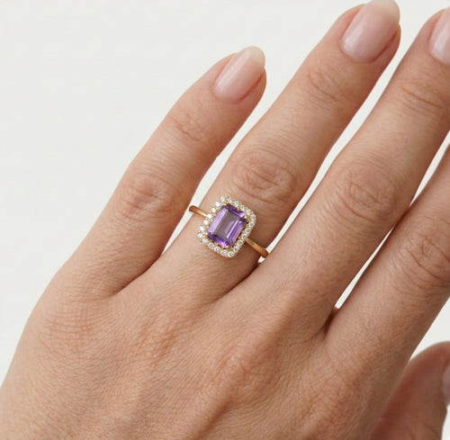 Halo-Ring mit Smaragd und Amethyst