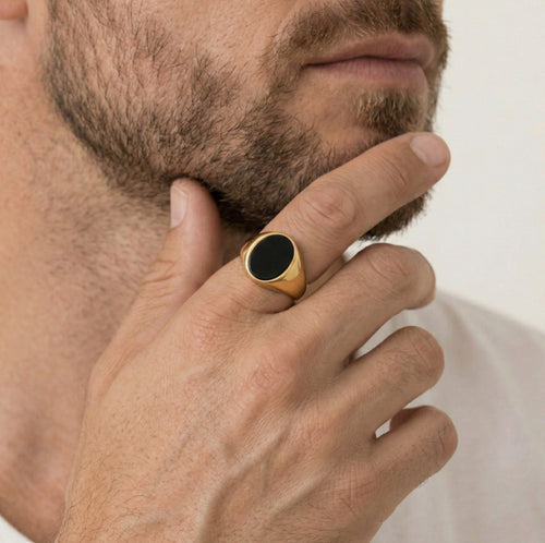 Anillo de oro con ónix ovalado