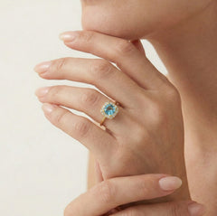 Bague en or avec topaze taille coussin