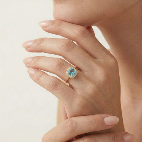 Bague en or avec topaze taille coussin