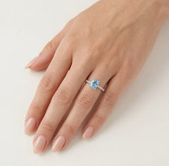 Blauer Topas-Ring im Smaragdschliff mit Diamanten