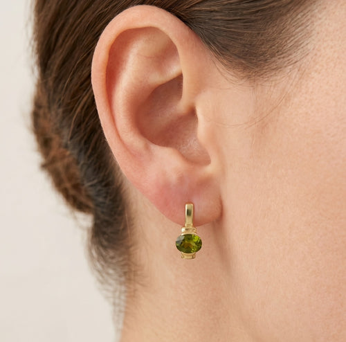 Élégance en barre scintillante de moldavite sereine